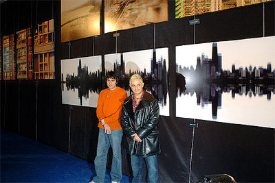 Alejandro Sanz posa junto al diseñador gráfico Jaume de Laiguana durante la presentación de  Fotos de ida y vuelta .