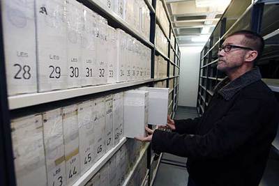 Los archivos con los legajos devueltos, en las estanterías del Archivo Nacional de Cataluña.