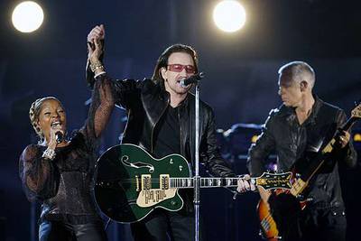 Mary J. Blige y Bono interpretan a dúo  One , uno de los grandes temas del grupo irlandés.