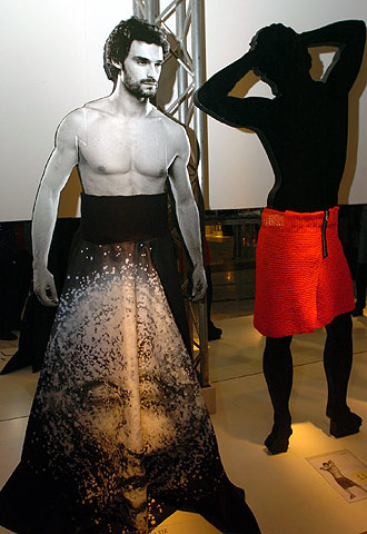 Algunas de las piezas de la muestra  Hombresenfalda , abierta hoy en el Centro Cultural Casa de Vacas del Retiro.