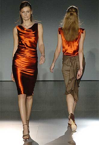 Vestido y blusa en raso de seda color caldero , diseño que Jorge Vázquez ha presentado hoy en la Pasarela Cibeles.