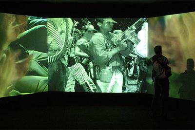 Un visitante observa la videoinstalación 