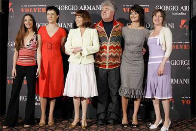 El director de  Volver , Pedro Almodóvar, posa con las protagonistas de la película, en el cine Avenida de Madrid.