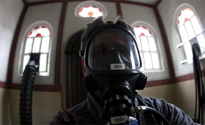 Imagen de la obra  245 metros cúbicos  del artista español Santiago Sierra, quien ha convertido una sinagoga en una cámara de gas para denunciar el Holocausto nazi.