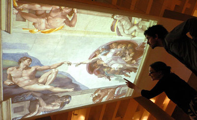 Uno de los techos iluminados demostrando una projección de una parte de la Capilla Sistina pintada por Miguel Angel titulada  Closer to the Master .