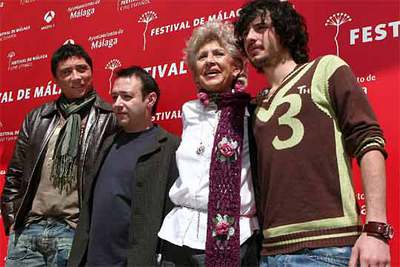 El cineasta Sigfrid Monleón y los actores Carlos Bardem, Pilar Bardem y Javier Pereira posan durante la presentación de 'La bicicleta', en el Festival de Málaga.
