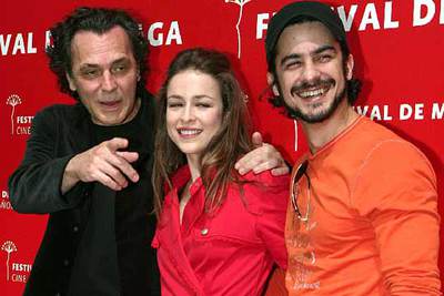 Los actores protagonistas de la 'La dama boba', José Coronado, Silvia Abascal y Roberto San MartIn posan durante la presentación del largometraje.