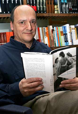 El escritor vallisoletano Gustavo Martín Garzo durante la presentación, hoy en Madrid, de su nueva novela 'Mi querida Eva', publicada por la editorial Lumen.
