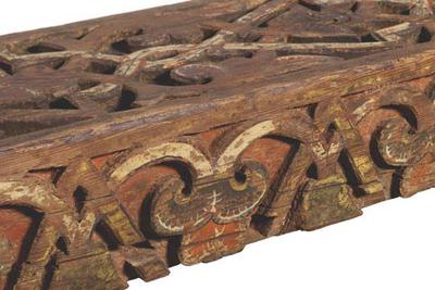 Una de las vigas de la mezquita que serán subastadas por la casa Christie's.