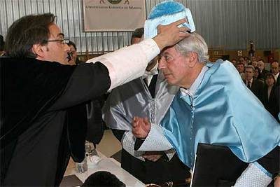 El escritor Mario Vargas Llosa (dcha.) es investido doctor  honoris causa  por la Universidad Europea de Madrid, de manos del rector de la institución, Antonio Bañares.