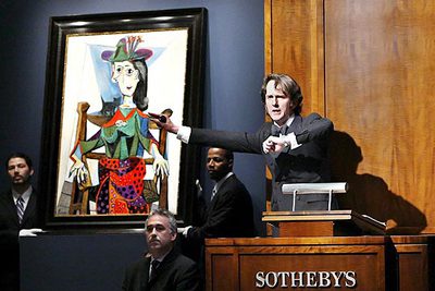 El subastador Tobias Neyer acepta una de las ofertas por  Dora Maar con gato  de Pablo Picasso, durante la subasta de este miércoles en Sotheby's.