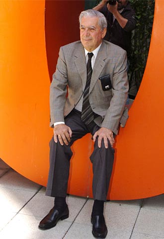 El escritor Mario Vargas Llosa posa durante la presentación en Madrid de su última novela,  Travesuras de la niña mala .