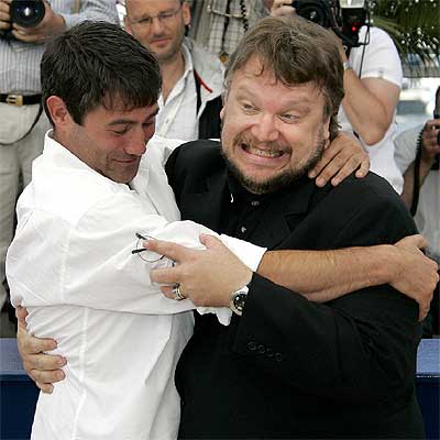 Sergi Lopez abraza a Guillermo del Toro durante la presentación de  Laberinto del Fauno  en Cannes.