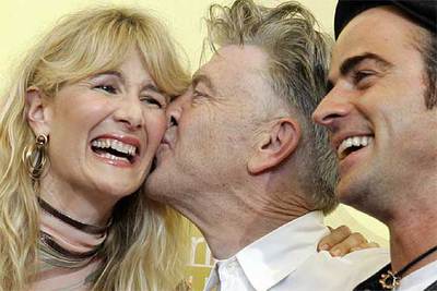 Lynch besa a Laura Dern junto a Justin Theroux durante la presentación de  Inland Empire  en Venecia.