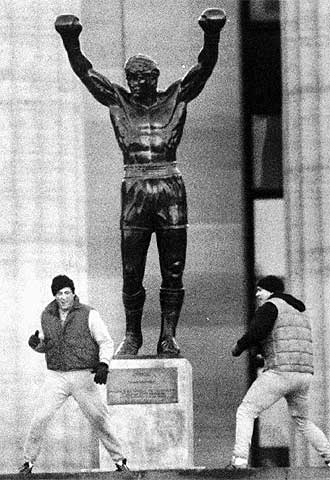 Stallone, caracterizado como  Rocky , y Tommy Morrison como  Tommy Gunn  en una escena de  Rocky V  bajo la estatua en las escaleras del museo.