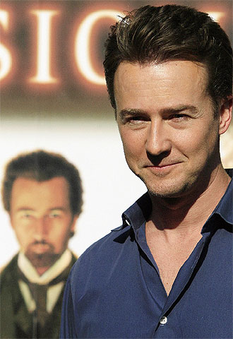 El actor Edward Norton posa para los fotógrafos durante la presentación en Madrid de  El ilusionista .