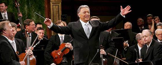 El director de orquesta Zubin Mehta agradece la ovación del público durante el Concierto de Año Nuevo de la Filarmónica de Viena en Austria.