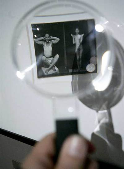 Una persona contempla con una lupa una de las obras incluidas en la exposición 'Man Ray. Luces y Sueños', inaugurada hoy en Madrid.