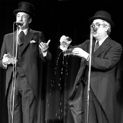 Una de las actuaciones más populares del dúo humorístico de Tip y Coll fue la de sus instrucciones sobre  Cómo llenar un vaso de agua . En la imagen, en un programa de TVE en 1974.