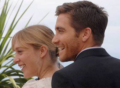 Los protagonistas de  Zodiac  Chloe Sevigny y Jake Gyllenhaal posan en el festival.