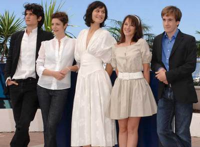 Los actores Louis Garrel, Chiara Mastroianni, Clotilde Hesme, Ludivine Sagnier y Gregoire Leprince-Ringuet posan durante la presentación de 'Les Chansons d'Amour'.