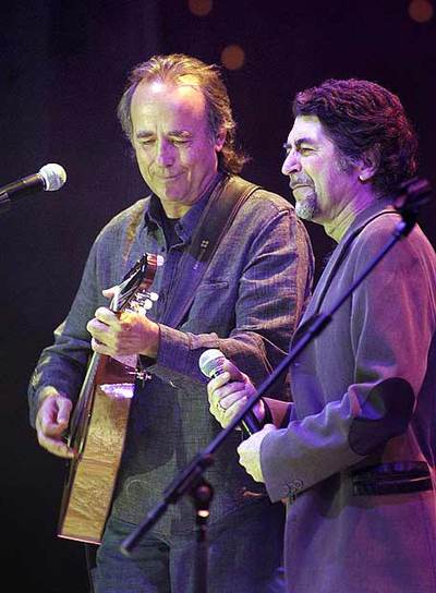 Joaquín Sabina, durante el concierto de este viernes en Zaragoza junto a Joan Manuel Serrat.
