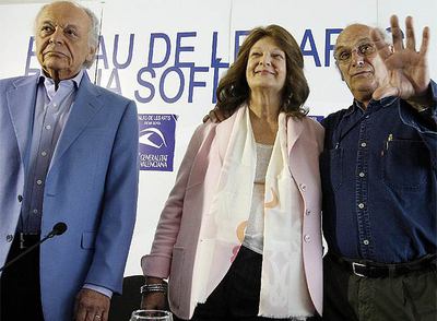 El director de orquesta Lorin Mazzel (izqda.), la intendente del Palau de Les Arts, Helga Schmidt, y el director de cine Carlos Saura, durante la presentación de la ópera  Carmen .