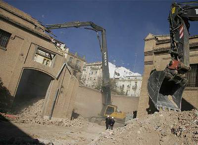 Obras de derribo de parte del edificio de Tabacalera en Valencia.