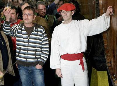 El cocinero Andoni Luis Aduriz (centro) brinda con sidra tras el tradicional  txotx , la apertura de la primera barrica de la temporada, en Astigarraga.