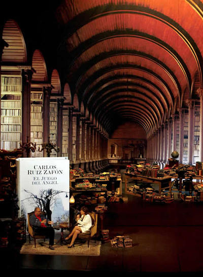 El escritor Carlos Ruíz Zafon y la periodista Olga Viza en la prensentación del libro 'El juego del ángel'