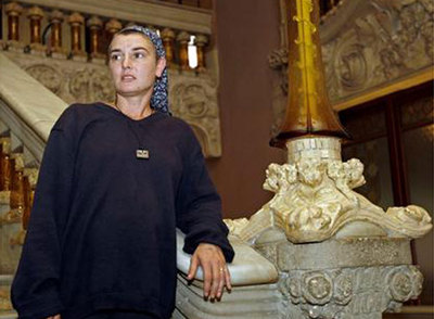 Sinead O'Connor: "No hay contradicción entre cantar música religiosa y criticar al Papa"
