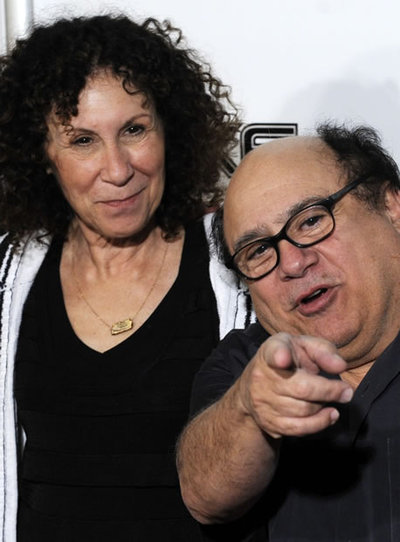 El actor Danny DeVito asistió anoche, junto a su esposa, Rhea Perlman, a la apertura del Festival de Cine de Beverly Hills 2008. Ambos hacen un  cameo  en la película  Cat Dragged In .