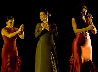 Batas de cola y danza contemporánea