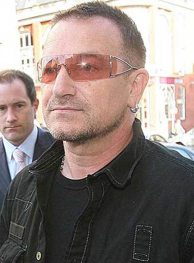 El cantante de rock irlandés Bono, comprometido con la lucha contra la pobreza y el Sida en Africa, se ha reunido con el secretario de Defensa estadounidense, Robert Gates en el Pentágono para hablar sobre los proyectos del departamento para establecer un nuevo comando militar para África. A propósito de un discurso reciente de Gates en la universidad de Kansas, el cantante y el secretario hablaron también 