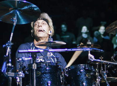 Stewart Copeland en el último concierto de The Police en el Madison Square Garden de Nueva York el 7 de agosto de 2008