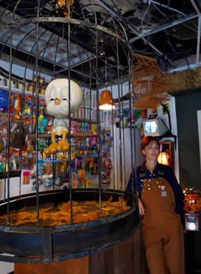 'Tweety' de la exhibición 'The Village Pet Store and Charcoal Grill' del artista Banksy