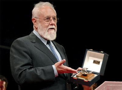 Gonzalo Suárez recibe un galardón conmemorativo por sus cuarenta años de cine y literatura durante la gala inaugural de la 53 Semana Internacional de Cine de Valladolid.