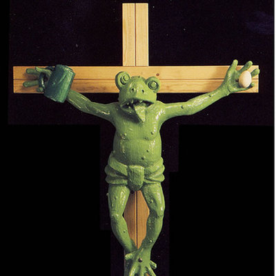 Destituida la directora del museo que expuso la rana crucificada