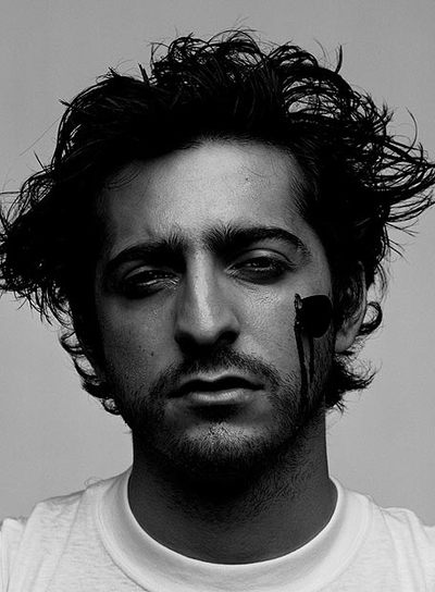 Coge el teléfono Pablo Pérez-Reixa, el nombre real de El Guincho, en Dublín, donde tocó la noche anterior. 