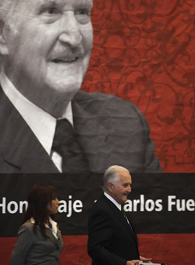 El escritor Carlos Fuentes, en la Feria del Libro de Guadalajara, México, donde ha sido homenajeado