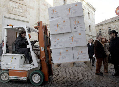 Más de 4.500 cajas llegan a Salamanca con fondos documentales del franquismo