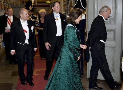 Horace Engdahl (en el centro) llega con su sucesor, Peter Englund (izda.), a la cena anual de la Academia Sueca, celebrada este sábado en Estocolmo.