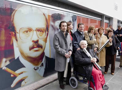 Un retrato del escritor Manuel VázqueZ Montalbán preside la plaza barcelonesa que desde hoy lleva su nombre