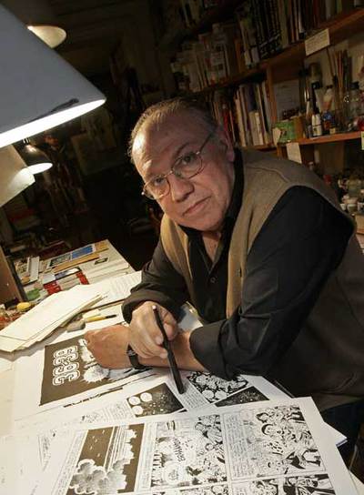 El dibujante Carlos Giménez,  en su estudio de trabajo.