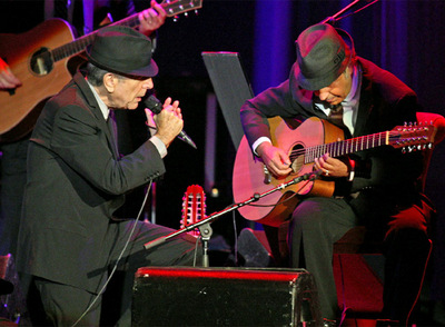 El cantante se acerca a uno de los guitarristas durante su actuación en León.
