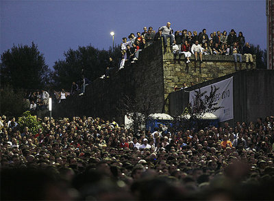 Muchos asistentes denuncian que se dejó de pedir la entrada y entró gente sin pagar.