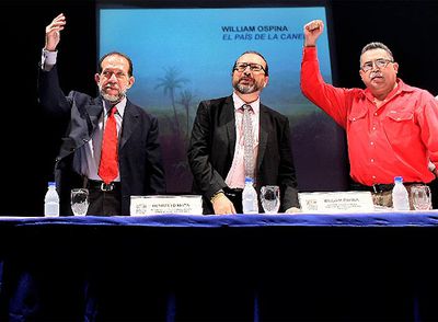 Ospina en la ceremonia de entrega del Rómulo Gallegos flanqueado por Humberto Mata (izq.) y el ministro venezolano Héctor Soto (dcha.)