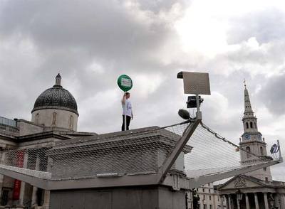 Un ciudadano subido a la peana vacía de la londinense plaza de Trafalgar