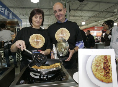 Los ganadores del concurso de tortillas de patata del congreso trabajan en el bar Izaro de Bilbao.