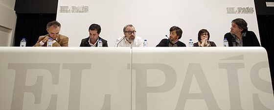 De izquierda a derecha Julio Alonso, David Cierco, Alex de la Iglesia, César Calderón, Paloma Llaneza y el redactor jefe de Cultura de EL PAÍS, Borja Hermoso, que moderó el coloquio